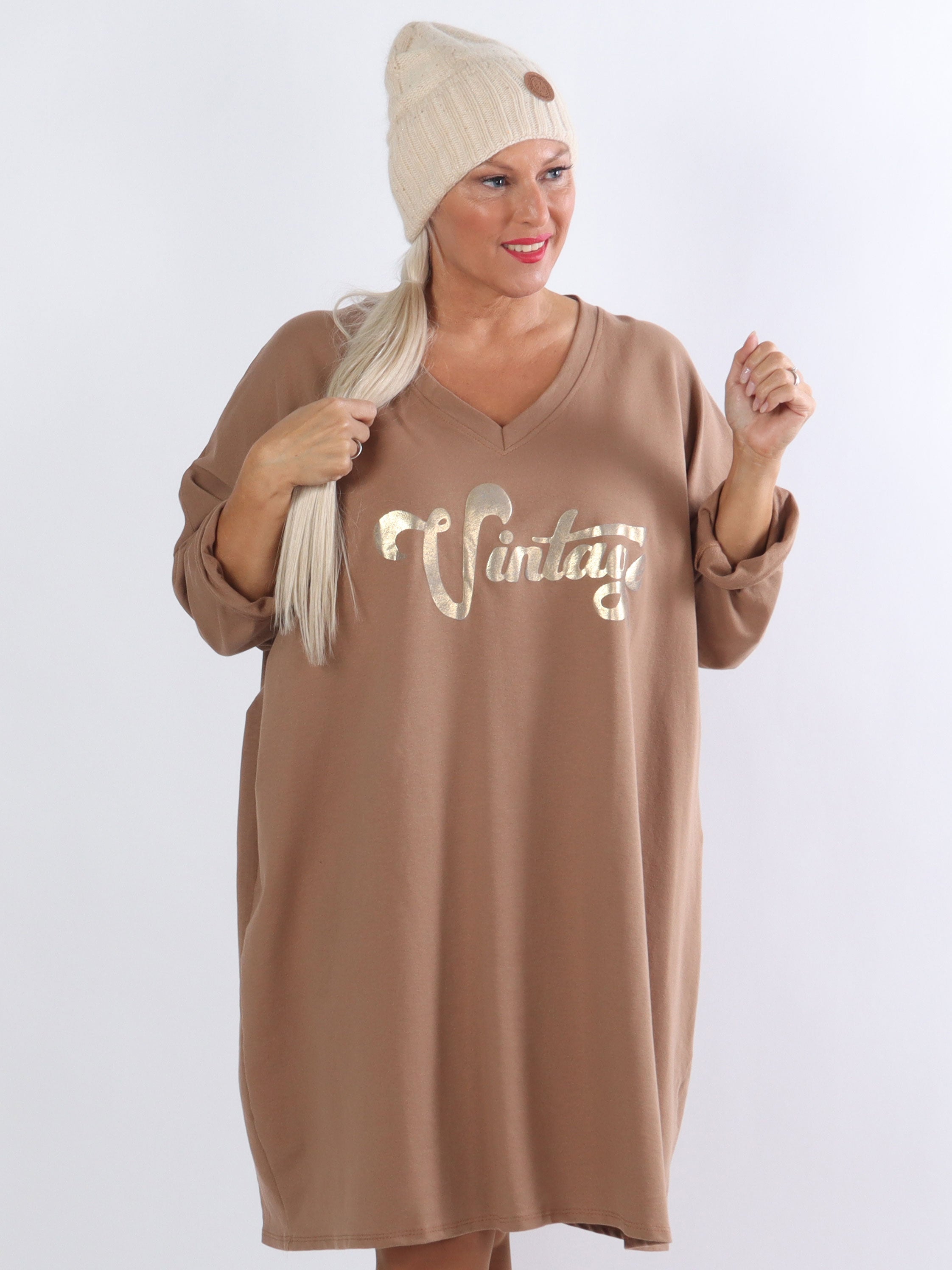 Liana - Plus size joggingkjole med guldskrift